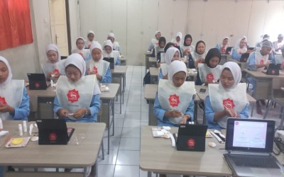 SMK NEGERI 1 BLORA : BEAUTY AND HANDSOME CLASS WITH VIVA COSMETICS