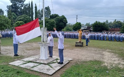 TINGKATKAN KEDISIPLINAN DAN SPIRITUALITAS, SMK N 1 BLORA GELAR UPACARA BENDERA SEKALIGUS PENGHARGAAN LOMBA ISRA' MI'RAJ NABI MUHAMMAD SAW